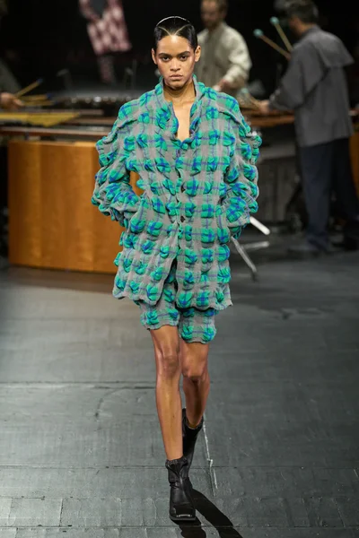 Look 18